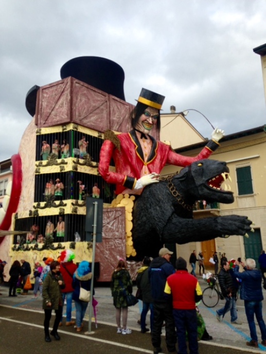 Sometimes the back of the float was a large surprise; this is the back of the "Mouth-Float" - the figure and panther moved.